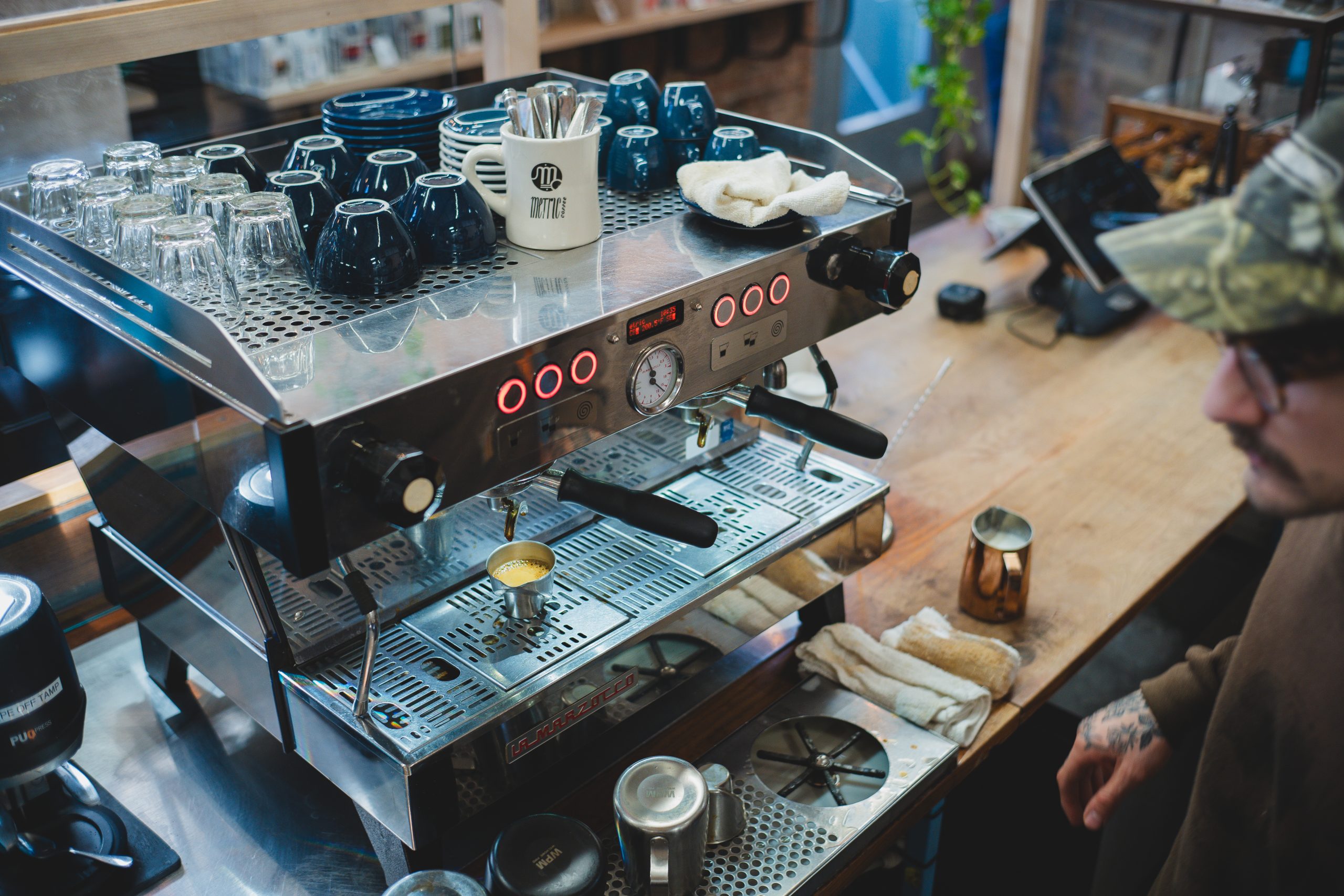 an espresso shot pulling on a Linea PB with scales in a cafe