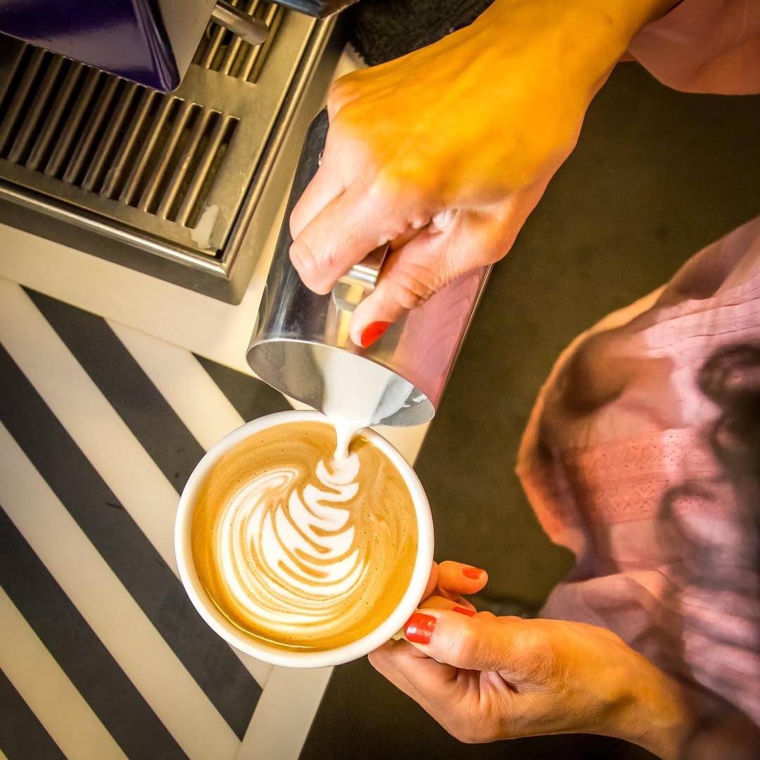 phuong tran pouring latte art at lava java